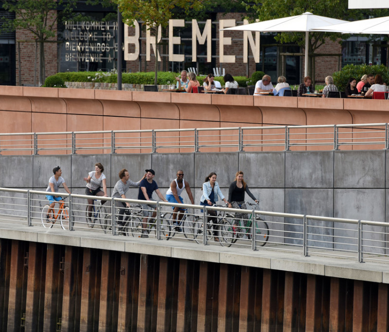 Radfahrer am Europahafen Radfahrer am Europahafen