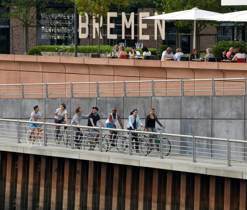 Radfahrer am Europahafen