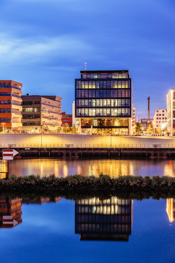 Das WQ1 neben dem Weser Tower in der Überseestadt Das WQ1 neben dem Weser Tower in der Überseestadt