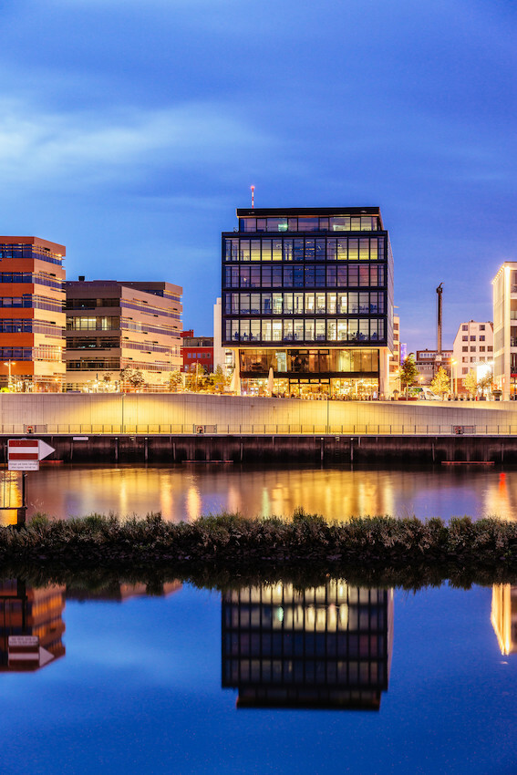 Das WQ1 neben dem Weser Tower in der Überseestadt