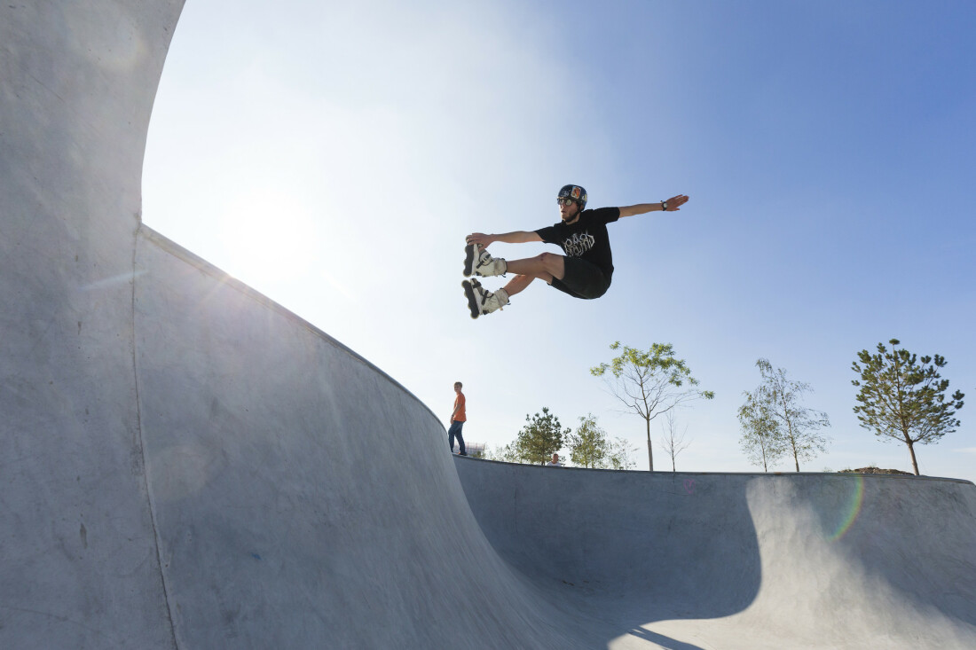 Ein Skater vollführt einen Stunt auf der Skate-Anlage im Sportgarten Überseestadt.