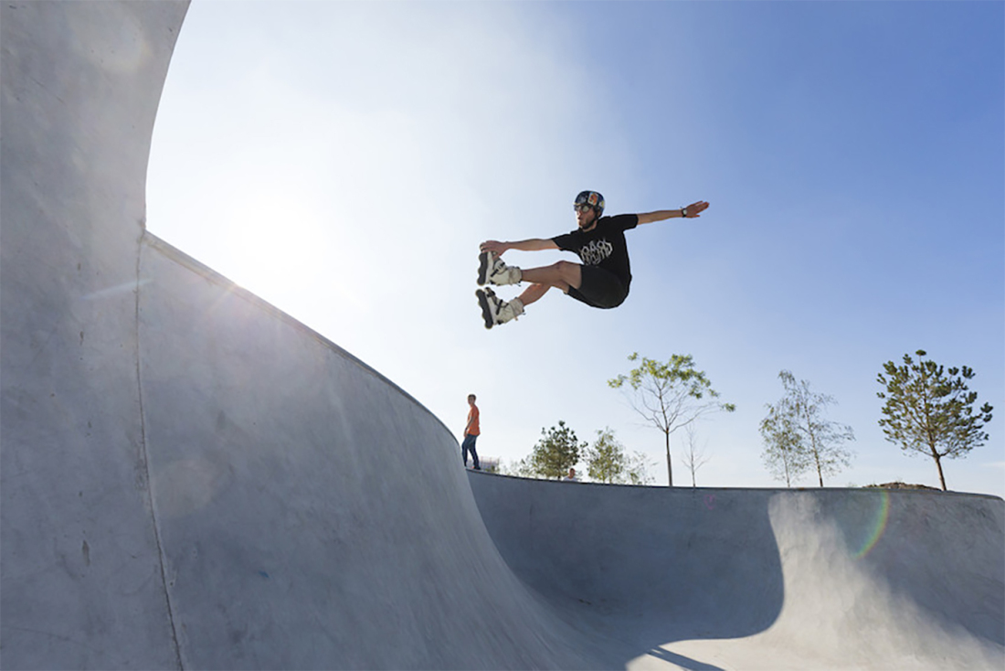 Ein Inline-Skater auf der Skateanlage im Überseepark