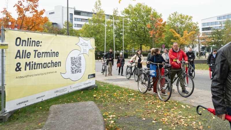 Im Rahmen des Beteiligungsverfahrens zu Hlide & Franz machen die Teilnehmenden Spaziergänge durch die Parks Im Rahmen des Beteiligungsverfahrens zu Hlide & Franz machen die Teilnehmenden Spaziergänge durch die Parks
