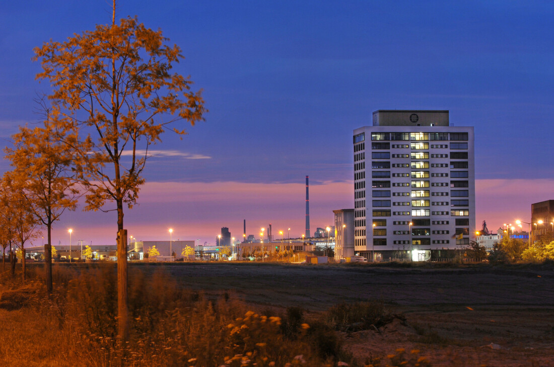 Hafenhochhaus in der Abenddämmerung