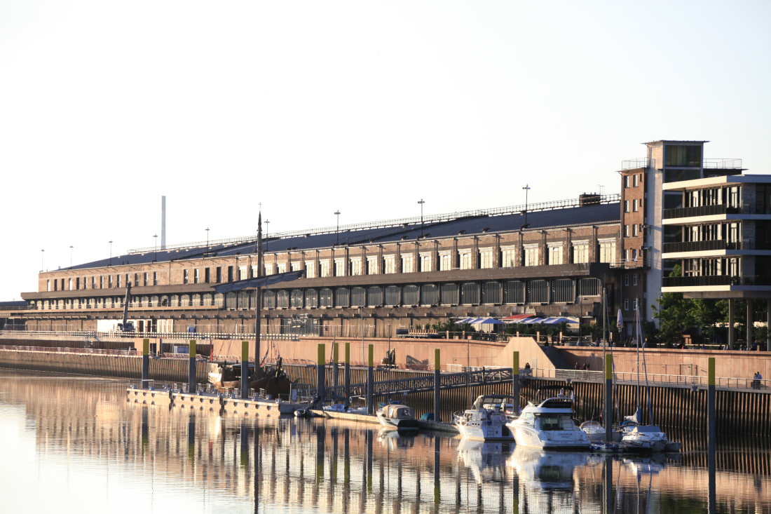 Der Schuppen Eins von der Seite gesehen mit der Marina im Europahafen der Überseestadt.