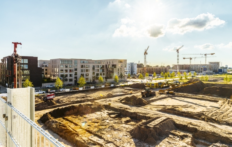 Bautätigkeiten an der Hafenkante in der Überseestadt Bremen