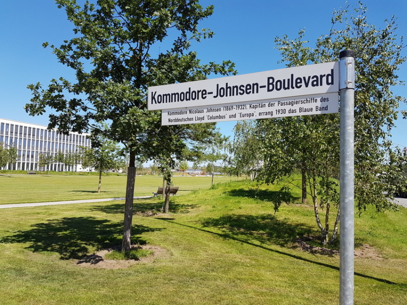 Straßenschild: Kommodore-Johnsen-Boulevard Straßenschild: Kommodore-Johnsen-Boulevard