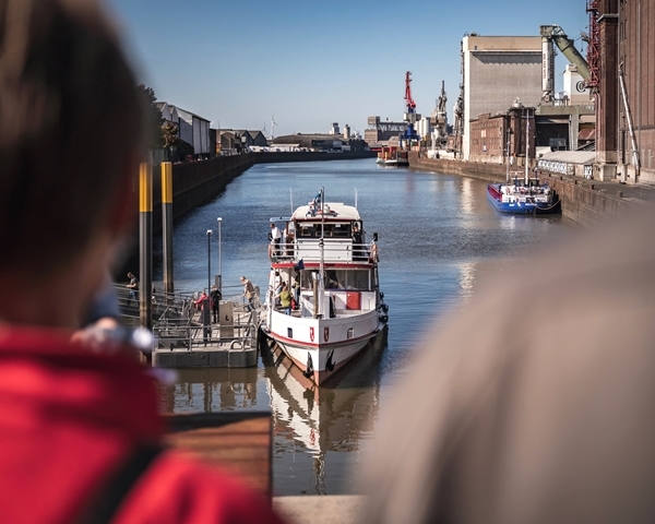 Das Schiff Gräfin Emma am Anleger Holz- und Fabrikenhafen anlässlich des Tourentags