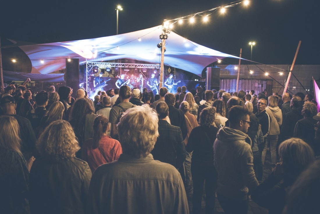 Blick auf die Bühne des Überseefestivals