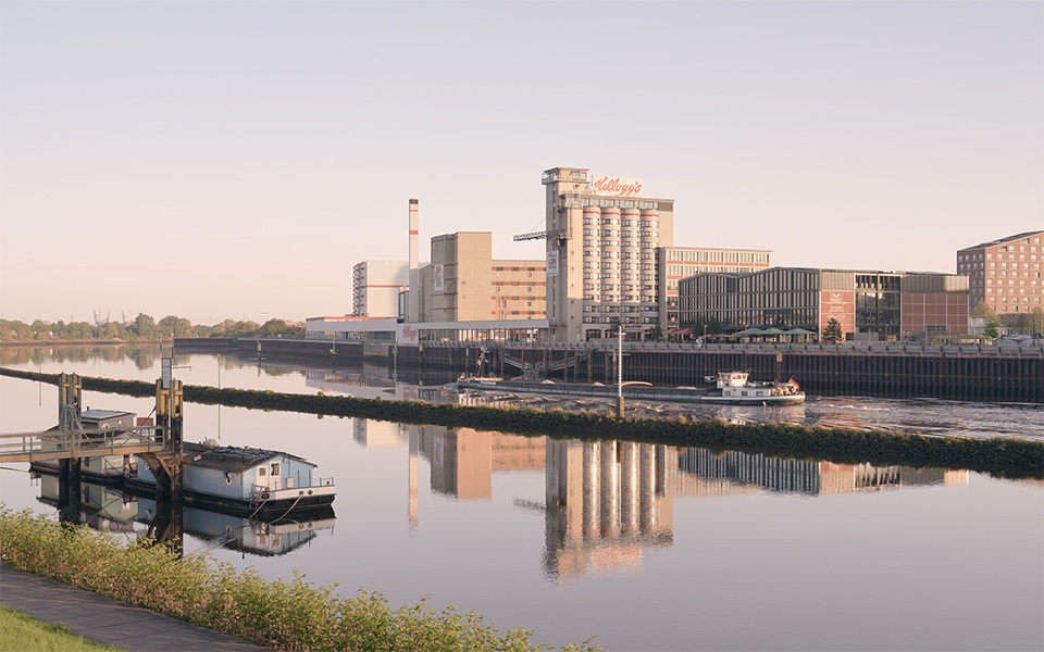 Blick auf das Gebäudeensemble Silo-Hotel und Reislager der Überseeinsel von der anderen Weser-Seite aus.