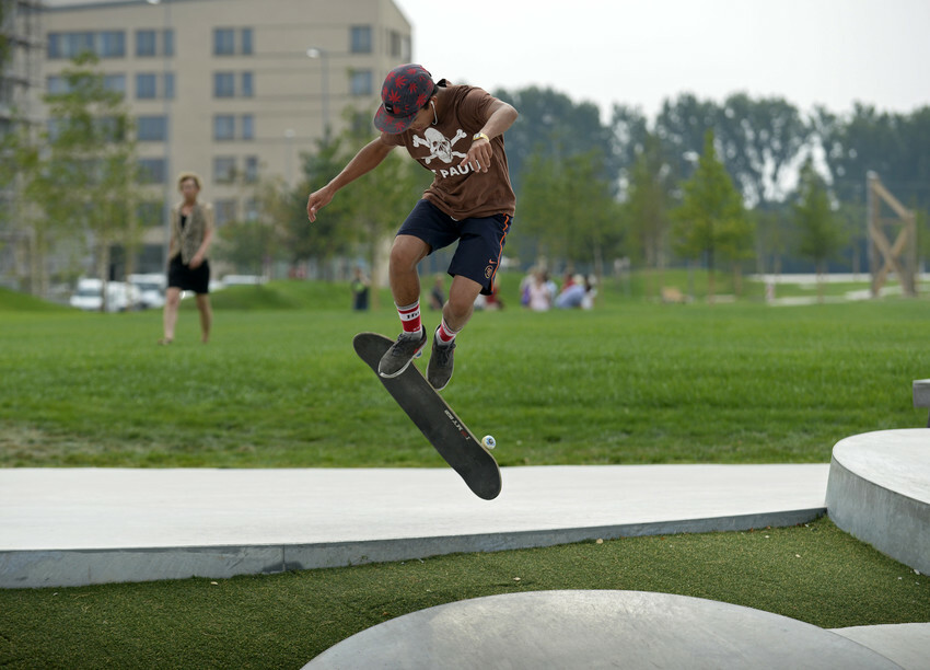 Ein Skateboarder springt auf einer Halfpipe
