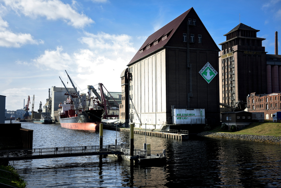 Blick in das Hafenbecken des Holz- und Fabrikenhafens