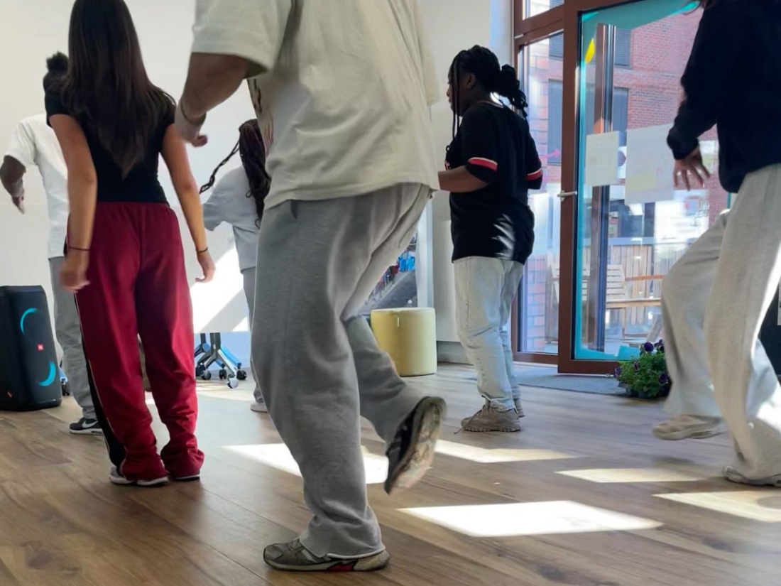Tanzende Beine auf einem Parkettboden Tanzende Beine auf einem Parkettboden