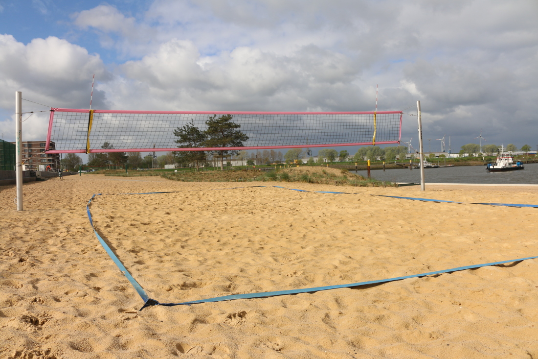 Blick auf einen von zwei Beachvolleyballplätzen im Strandpark Waller Sand