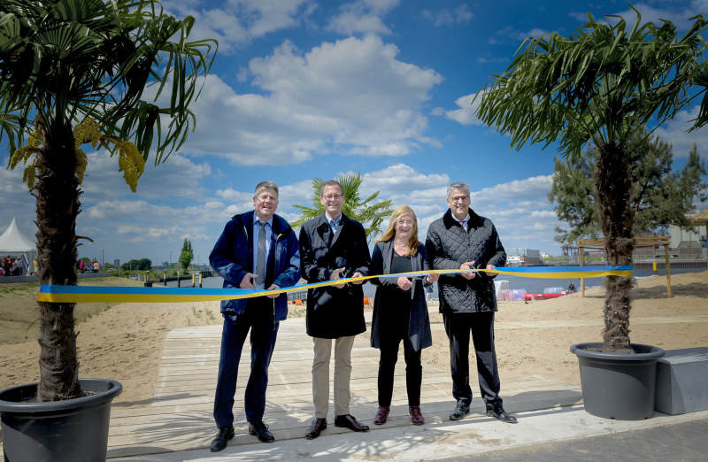 Das Eröffnungsband am Strandpark Waller Sand wird zerschnitten. Das Eröffnungsband am Strandpark Waller Sand wird zerschnitten.