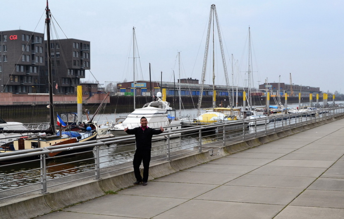 Mohamed Subry vor der Marina am Europahafen, an der sich sein Restaurant  Jaya befindet