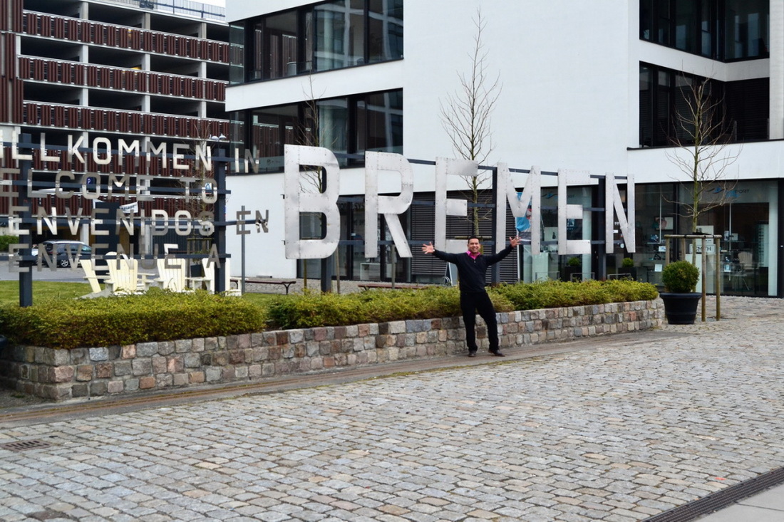  Mohamed Subry bin Ahamed, hier vor dem Bremen-Schriftzug am Europahafen