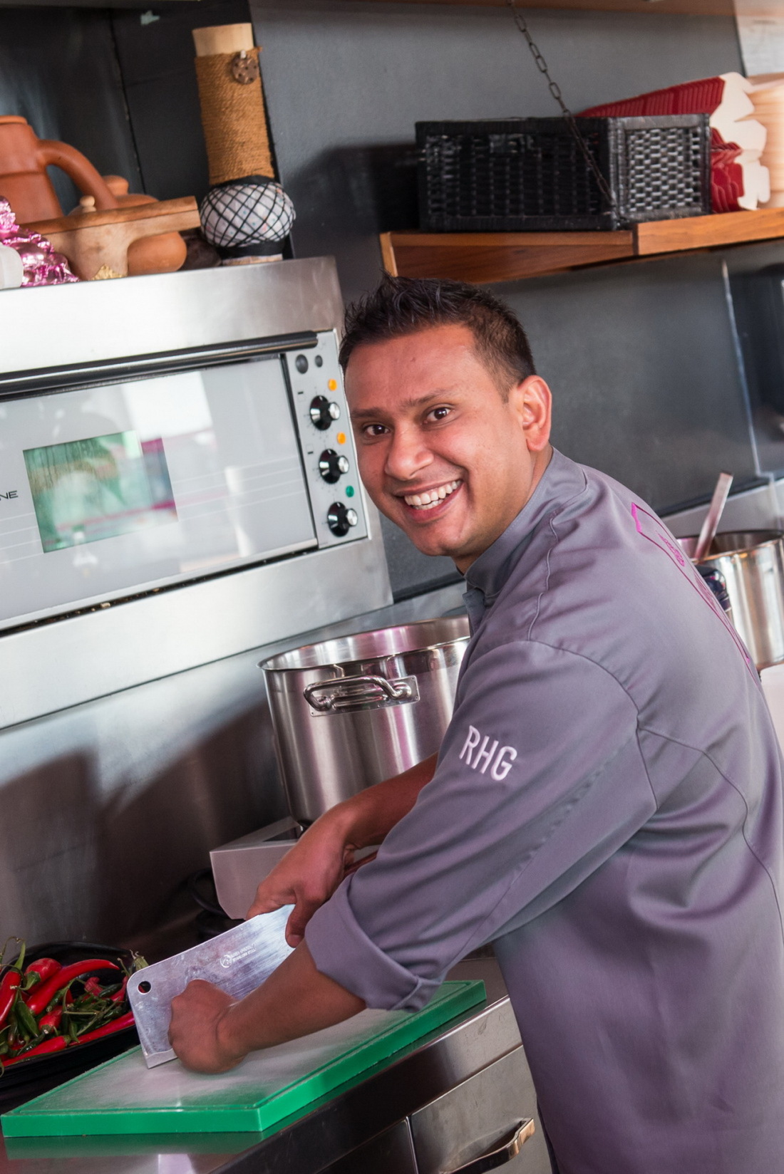 Mohamed Subry in seiner Küche bei der Zubereitung von Speisen Mohamed Subry in seiner Küche bei der Zubereitung von Speisen
