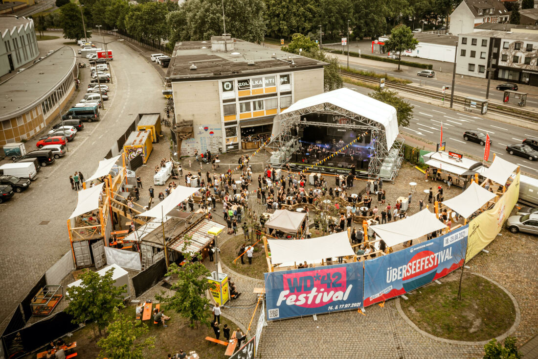 Bild von Band und Zuschauerinnen und Zuschauern beim Bremer Überseefestival auf dem Gelände des ehemaligen Zollamts 