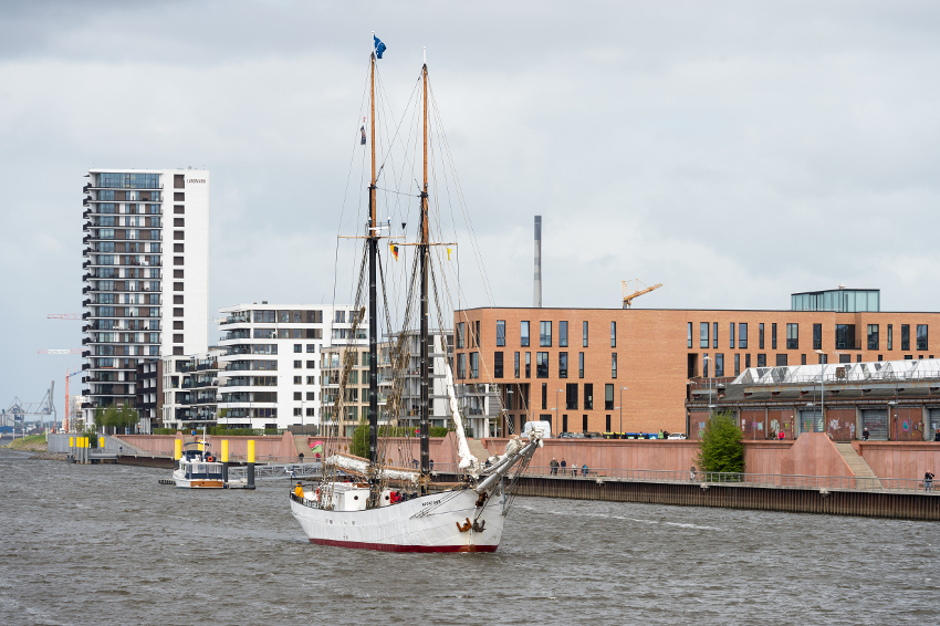 Einlauf der Avontuur in den Europahafen