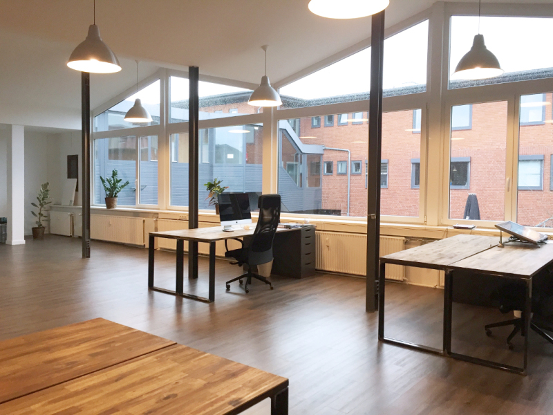 Coworking Space: Fenster zum Hof in der Bremer Überseestadt